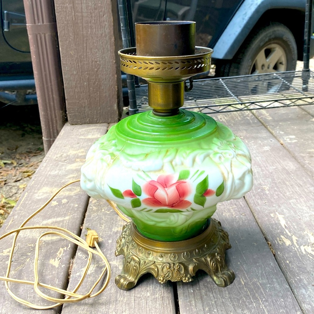Antique gone with the wind lion head hurricane light . No top